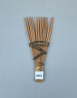 une image représentant un bouquet de tiges de bambou avec une étiquette de prix