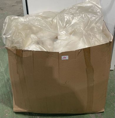 un sac marron contenant des balles blanches, posé par terre