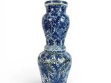 vase bleu et blanc avec un couvercle doré sur fond blanc