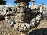 une statue représentant un homme, surmontée d'un oiseau