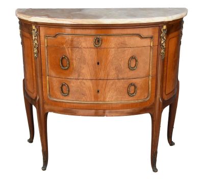 une petite commode avec un plateau en marbre