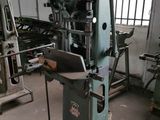 une machine qui se trouve dans une pièce où il y a beaucoup d'autres machines