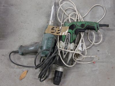 un tas de câbles électriques et d'outils par terre