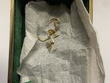 une petite boîte contenant un anneau à l'intérieur