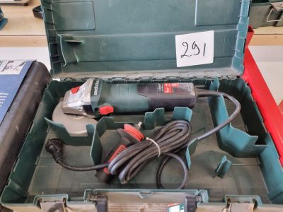 une boîte à outils avec des outils sur une table