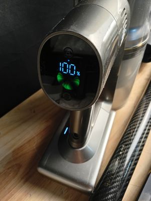 une horloge numérique sur le côté d'une cafetière