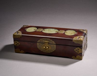 une petite boîte en bois ornée de motifs dorés