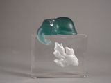 une sculpture en verre représentant un éléphant avec un poisson à l'intérieur