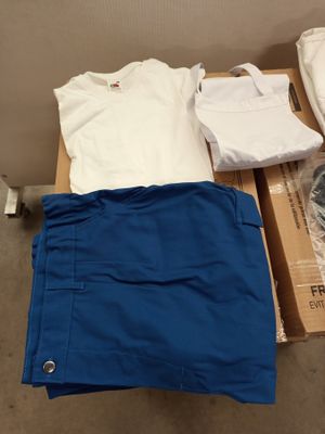 Lot de 105 pièces de vêtements de travail - Blouses, pantalo…