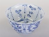 un bol bleu et blanc contenant des fleurs bleues