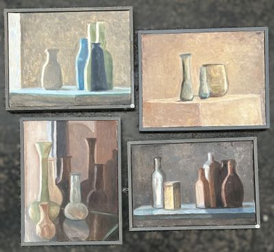 quatre tableaux représentant des vases et des bouteilles posés sur une étagère dans une pièce