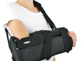 the woman is holding a black bag with a black strap on it