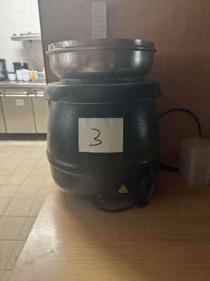 une grande casserole posée sur une table sur laquelle est inscrit un chiffre