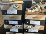 plusieurs boîtes de chaussures sont empilées les unes sur les autres