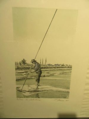 une photo d'un homme en train de pêcher dans l'eau