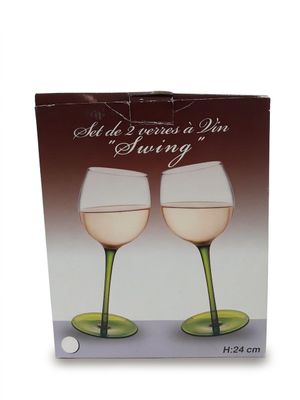 deux verres de vin dans la boîte posée sur la table