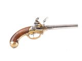 un vieux fusil avec une poignée en bois sur fond blanc