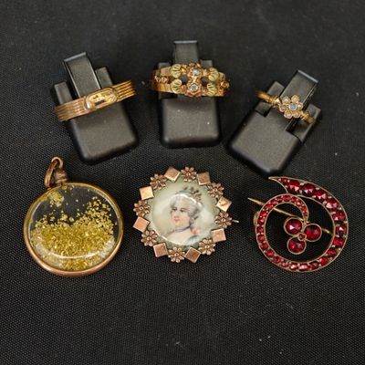 plusieurs types de bijoux sont présentés sur une surface noire