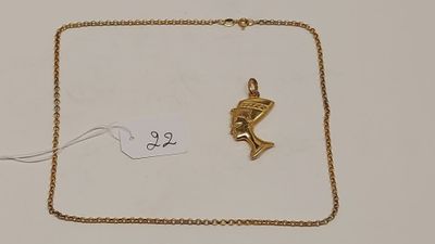 un collier en or orné d'un pendentif en forme de poisson doré