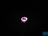 gros plan d'un diamant rose sur une surface noire