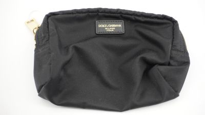 le petit sac noir est posé sur une surface blanche
