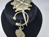Collier plaqué argent orné d'une breloque en forme de fleur et d'oiseau, monté sur un cordon en velours noir