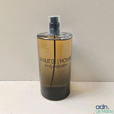 une photo d'un flacon de parfum posé sur une table