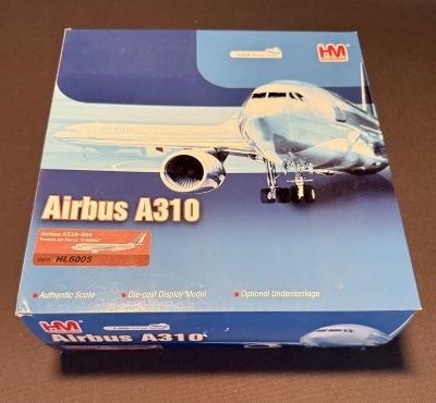 une boîte sur laquelle figure une maquette d'avion