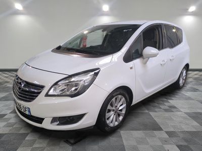 la petite voiture blanche est garée dans la pièce au sol en damier