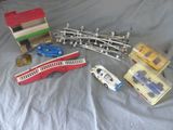 beaucoup de petits trains et de petites voitures sur un lit