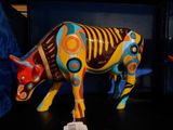 une statue représentant une vache posée sur une table