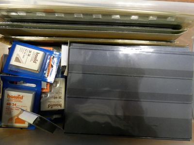 de nombreux objets dans un récipient en plastique posé sur la table
