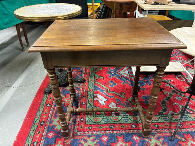 Petite table en bois rustique ouvrant à un tiroir