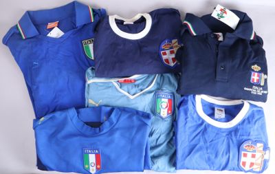 tout un tas de maillots de foot différents disposés sur une table