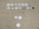 un lot de pièces de monnaie sur une table