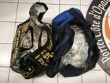 deux sacs posés par terre l'un à côté de l'autre