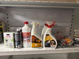 de nombreux produits d'entretien sur une étagère dans un réfrigérateur
