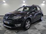la photo d'une voiture noire garée dans un garage