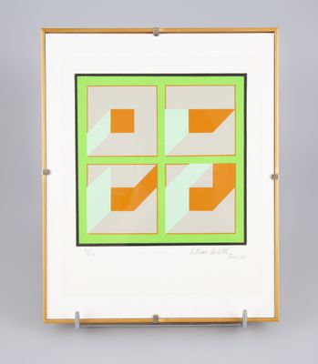 une photo encadrée représentant un motif géométrique orange et vert