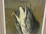 un tableau représentant un oiseau mort accroché au mur