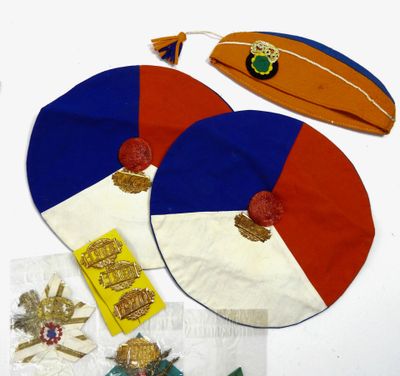 deux chapeaux, une planche de surf, un chapeau et d'autres objets disposés sur une table