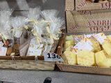 deux paniers remplis de provisions posés sur une table, avec des étiquettes de prix dessus
