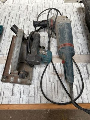 une photo d'une table sur laquelle sont posés tout un tas d'outils