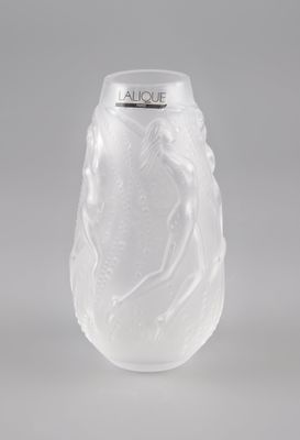 une image représentant un vase blanc sur fond gris