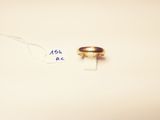 une bague sur laquelle est accrochée une étiquette portant l'inscription « asn a c »