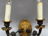 une paire d'appliques murales anciennes, comportant chacune deux bougies