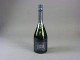 une bouteille de champagne posée sur une table