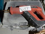 une image d'une perceuse sans fil sur laquelle est accrochée une étiquette