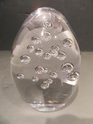 un vase en verre transparent contenant de nombreuses bulles