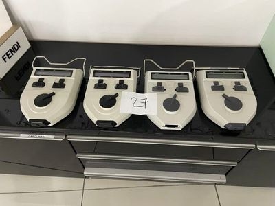 quatre manettes de jeu Nintendo posées sur un comptoir noir